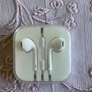 iPhone wired headphones, new in case